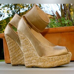 Shiekh Ruby 6"Wedge 1.5"Platforms Ankle Strap Open Toe Shoes Size 7.5, Cream
